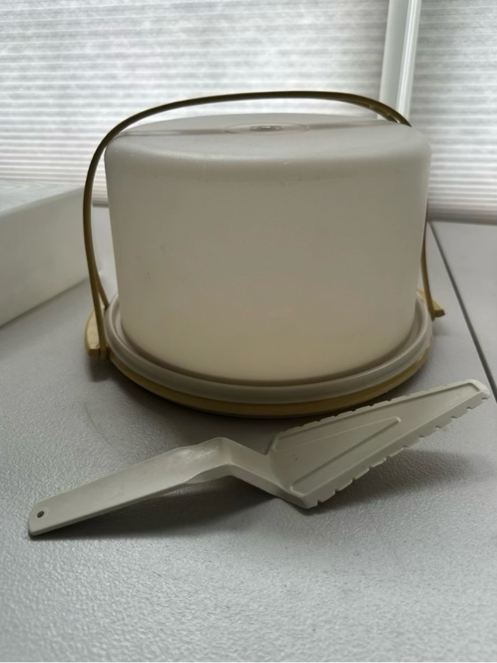 Tupperware White and Gold Cake Carrier with Server